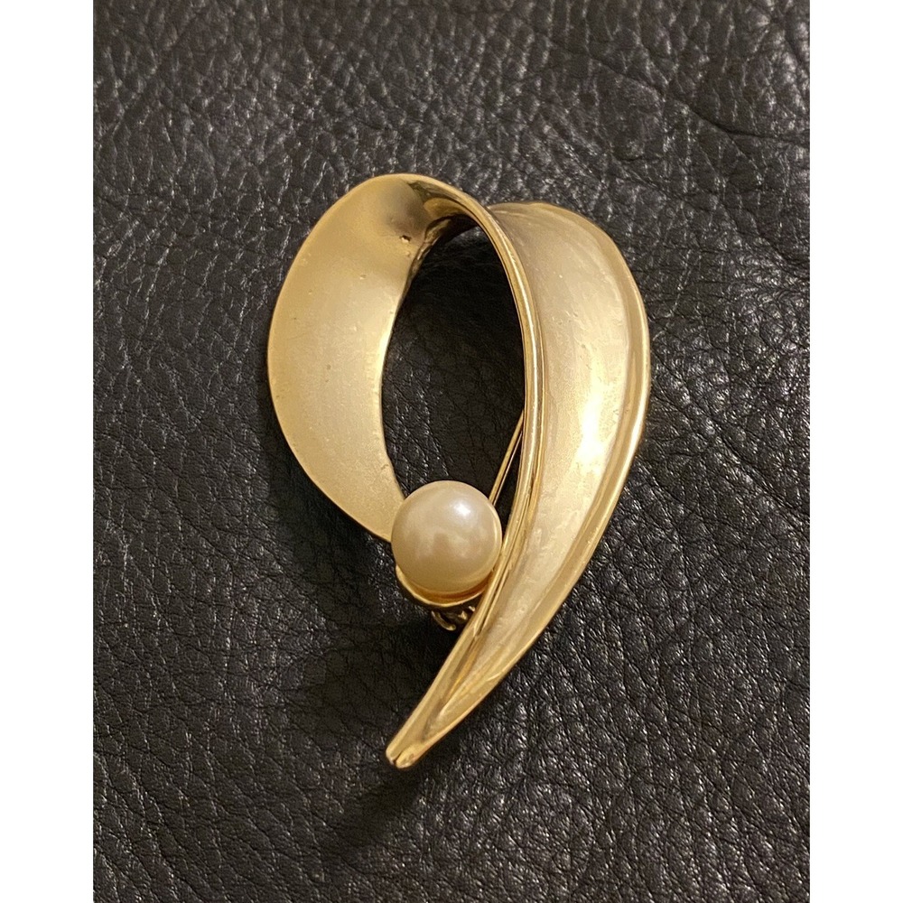 Gold Tone Elegant Swirl Brooch with Faux Pearl Accent-Art Decor Vintage